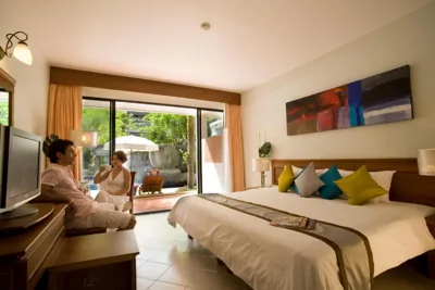 Deluxe tweepersoonskamer met tweepersoonsbed of twee aparte bedden aan het zwembad — Sunset Beach Resort