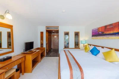Arrangement: Deluxe tweepersoonskamer met tweepersoonsbed of twee aparte bedden en uitzicht op het zwembad + enkele luchthaventransfer naar het hotel — Sunset Beach Resort